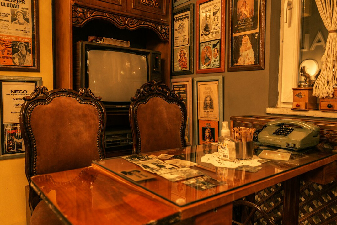 tv actor on classic set