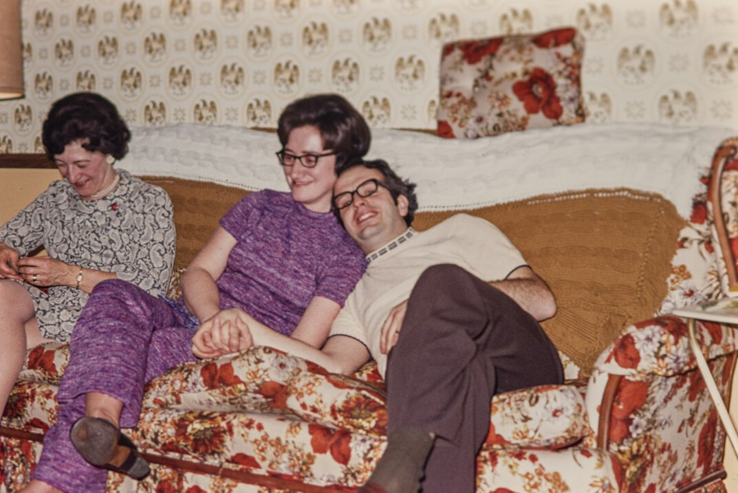 retro tv watching family